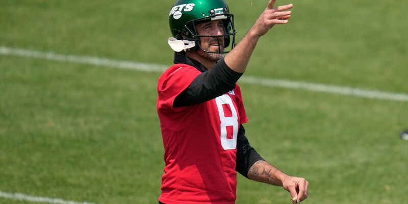 Jets-Quarterback Aaron Rodgers hat sich beim Auftaktspiel gegen die Bills schwer verletzt. - Foto: Seth Wenig/AP/dpa