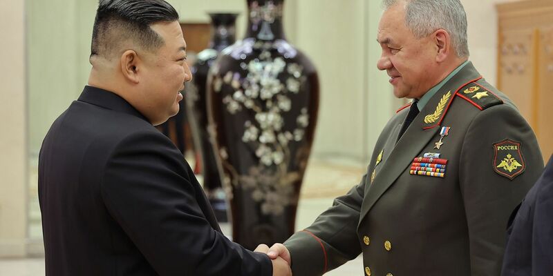 Handschlag in Pjöngjang: Kim Jong Un (l) empfängt Sergej Schoigu. - Foto: KCNA/KNS/dpa