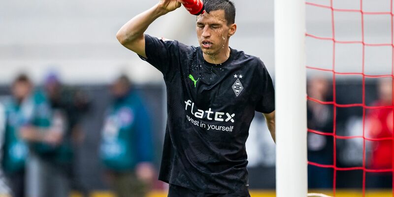 Bei Gladbachs Stefan Lainer wurde eine Lymphknotenkrebs-Erkrankung festgestellt. - Foto: Tom Weller/dpa