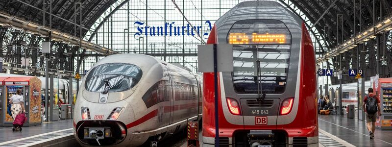 Ein ICE und ein Regionalzug im Hauptbahnhof Frankfurt: Die Deutsche Bahn präsentiert die wirtschaftliche Bilanz für das erste Halbjahr 2023. - Foto: Helmut Fricke/dpa