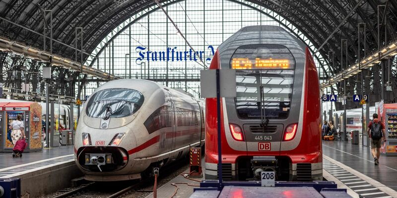 Ein ICE und ein Regionalzug im Hauptbahnhof Frankfurt: Die Deutsche Bahn präsentiert die wirtschaftliche Bilanz für das erste Halbjahr 2023. - Foto: Helmut Fricke/dpa