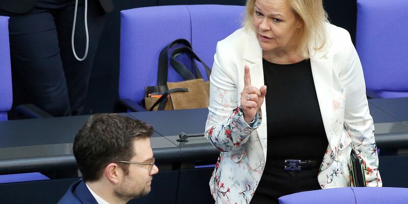 Nancy Faeser (r.) und Marco Buschmann zu Beginn einer Debatte im Bundestag. - Foto: Wolfgang Kumm/dpa