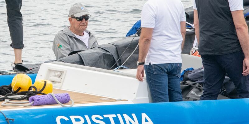 Juan Carlos ist bei einem seiner seltenen Heimatbesuche in Sanxenxo im Nordwesten Spaniens segeln gegangen. - Foto: José Oliva/EUROPA PRESS/dpa