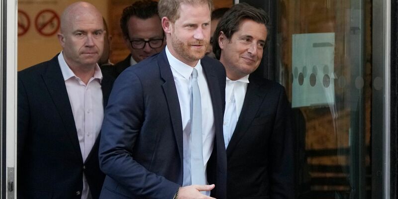 Prinz Harry und sein Anwalt David Sherborne verlassen den High Court nach einer Zeugenaussage. - Foto: Frank Augstein/AP