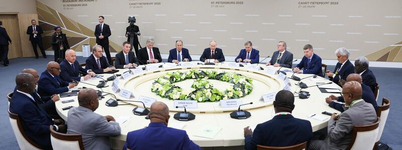 Kremlchef Wladimir Putin (hinten M) berät mit Teilnehmern des Russland-Afrika-Gipfels in St. Petersburg. - Foto: Sergei Bobylev/POOL TASS Host Photo Agency/AP/dpa