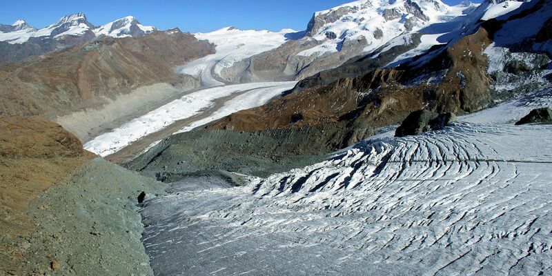 Blick auf den Theodulgletscher am kleinen Matterhorn in den Alpen unweit von Zermatt. - Foto: Patrick Pleul/dpa-Zentralbild/dpa