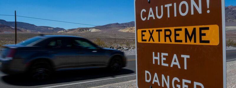 «Die Welt sitzt auf einem heißen Stuhl», meint UN-Generalsekretär António Guterres. Hier ein Warnschild im Death Valley National Park in Kalifornien. - Foto: Ty ONeil/AP/dpa