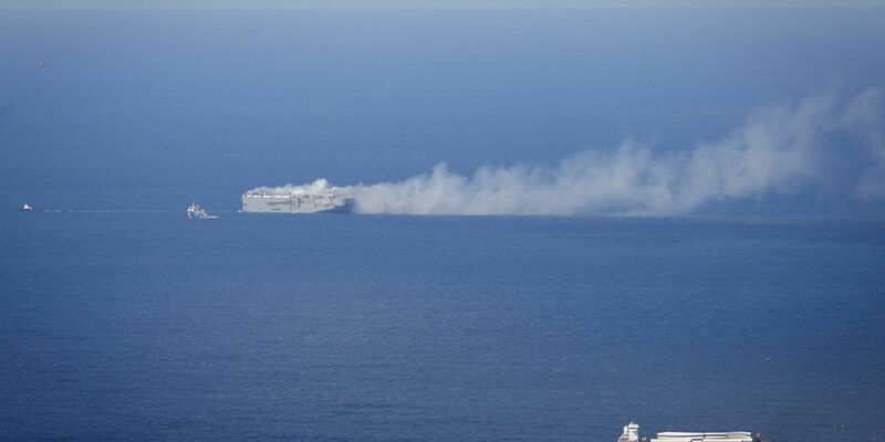 Der Frachter «Fremantle Highway» brennt in der Nordsee oberhalb von Ameland. - Foto: Jan Spoelstra/ANP/dpa