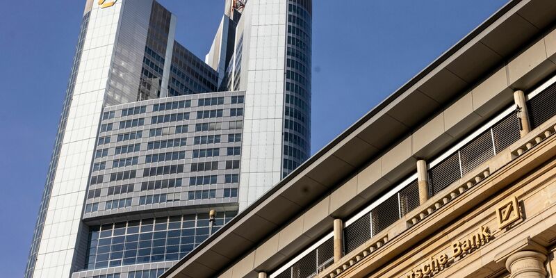 Blick auf den Commerzbank-Tower (l) und eine Filiale der Deutschen Bank im Frankfurter Bankenviertel. - Foto: Helmut Fricke/dpa