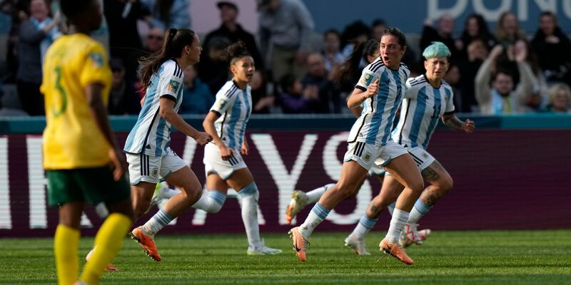 Argentiniens Fußballerinnen konnten eine Niederlage gegen Südafrika noch abwenden. - Foto: Alessandra Tarantino/AP/dpa