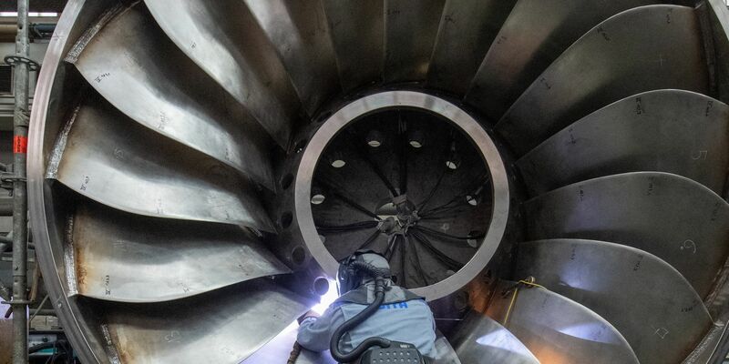 Ein Arbeiter an einer Wasserturbine. Die deutsche Wirtschaftsleistung könnte dem Internationalen Währungsfonds zufolge in diesem Jahr leicht sinken. - Foto: Stefan Puchner/dpa
