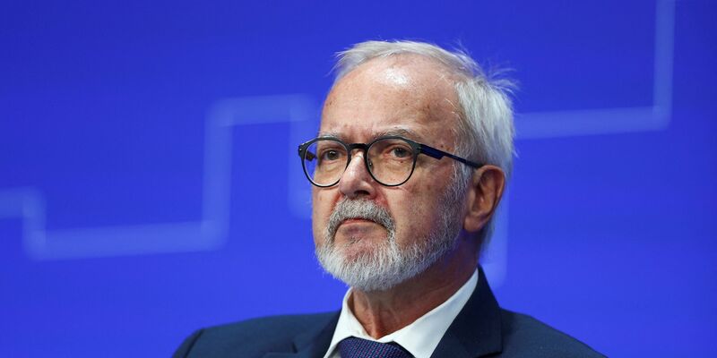Der Präsident der Europäischen Investitionsbank, Werner Hoyer, nimmt an der Ukraine Recovery Conference teil. - Foto: Hanna McKay/Pool Reuters/AP/dpa