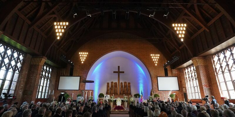 Familie und Weggefährten nehmen in der Kieler Petruskirche Abschied von Heide Simonis. - Foto: Marcus Brandt/dpa/Pool/dpa