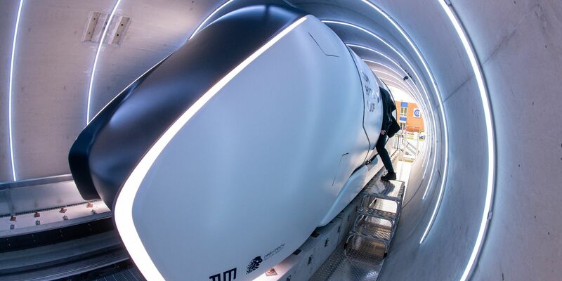 Die Hyperloop-Teststrecken-Röhre mit ihrer Transportkabine der Technischen Universität München (TUM). - Foto: Peter Kneffel/dpa