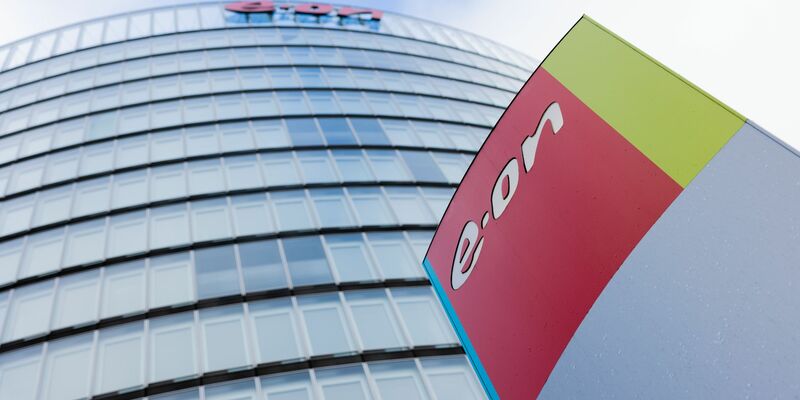 Blick auf die Konzernzentrale des Energiekonzerns Eon in Essen. Mit den Preissenkungen gibt der Energieversorger nach eigenen Angaben die in den letzten Monaten gefallenen Großhandelspreise für Strom und Gas an die Kundinnen und Kunden weiter. - Foto: Rolf Vennenbernd/dpa