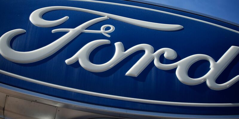 Das Ford-Firmenlogo auf einem Schild. - Foto: David Zalubowski/AP
