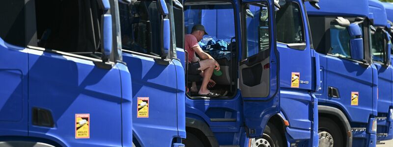 Osteuropäische Lastwagenfahrer streiken für ausstehende Löhne an der Raststätte Gräfenhausen. - Foto: Arne Dedert/dpa