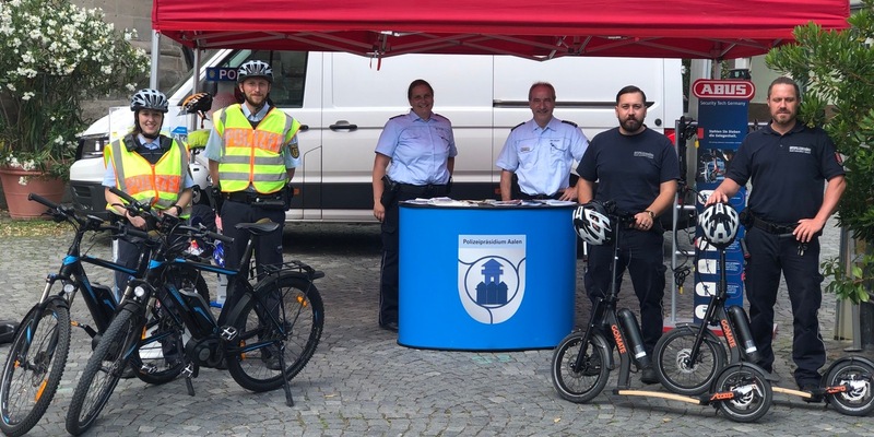 FW Ense: Brennt Hecke in Waltringen / Teer-Arbeiten lösen Feuer aus - Foto: presseportal.de