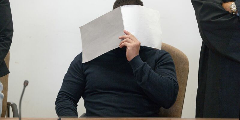 Der Angeklagte vor der Verkündung des Urteils in Köln. - Foto: Henning Kaiser/dpa