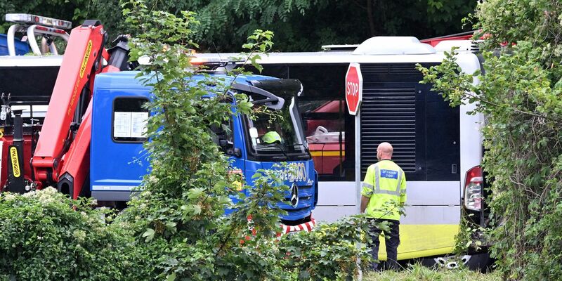 Rettungskräfte an der Unfallstelle in Mézières-Sur-Seine. - Foto: Bertrand Guay/AFP/dpa