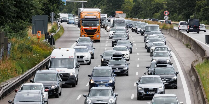Am Wochenende könnte es nach Angaben des ADAC auf den Autobahnen voll werden. - Foto: Markus Scholz/dpa