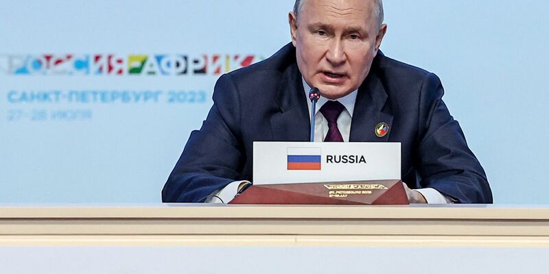 Kremlchef Wladimir Putin spricht beim Russland-Afrika-Gipfel in St. Petersburg. - Foto: Mikhail Tereschenko/POOL TASS Host Photo Agency/AP/dpa