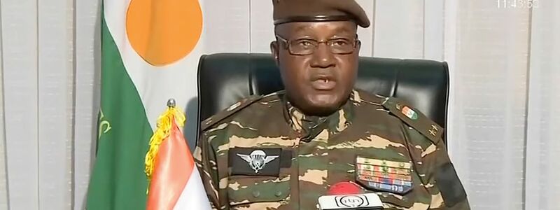 General Abdourahmane Tchiani spricht zur nigrischen Bevölkerung. Er erklärte sich zum Präsidenten des Nationalen Rats. - Foto: Uncredited/ORTN/AP/dpa