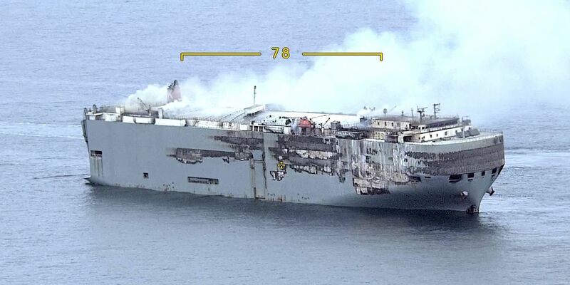 Das Feuer auf dem Autofrachter «Fremantle Highway» schwächt sich langsam ab. - Foto: Coast Guard Netherlands/dpa