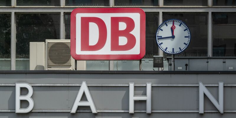 Im Tarifstreit bei der Bahn haben die Schlichter einen Kompromiss vorgeschlagen. - Foto: Peter Kneffel/dpa