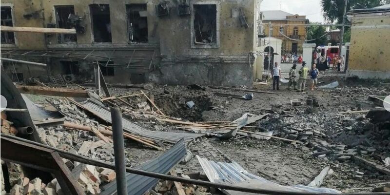 Blick auf den Ort der Explosion in Taganrog. Am Freitagnachmittag hatten russische Behörden den Einschlag in der Nähe eines Cafés im Zentrum der südrussischen Großstadt gemeldet. - Foto: Uncredited/AP/dpa