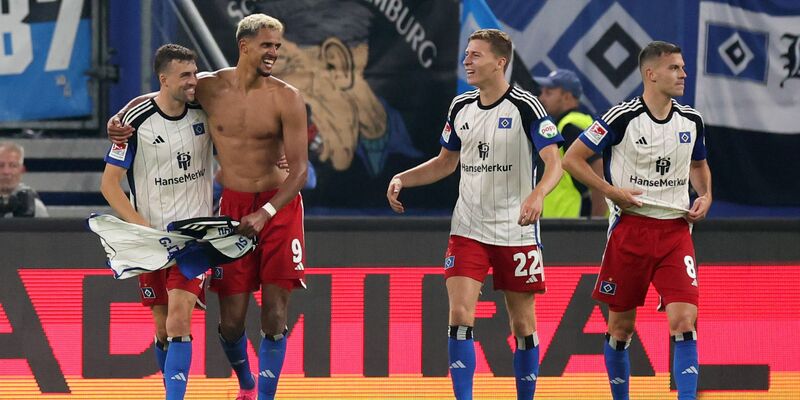 Hamburgs Robert Glatzel (2.vl) bejubelt sein Tor zum 4:3. - Foto: Christian Charisius/dpa