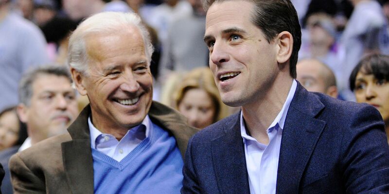 Joe Biden, damals Vizepräsident der USA, und sein Sohn Hunter bei einem Basketballspiel. - Foto: Nick Wass/AP/dpa