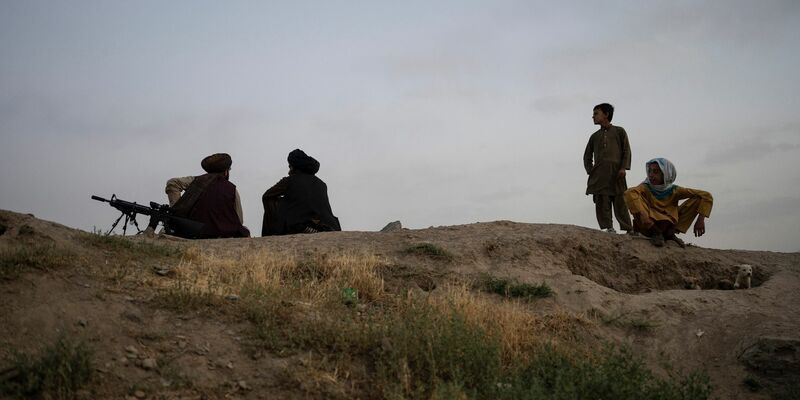 Kämpfer der Taliban versammeln sich in der Nähe des Sakhi Shah-e Mardan-Schreins in Afghanistan. - Foto: Rodrigo Abd/AP/dpa