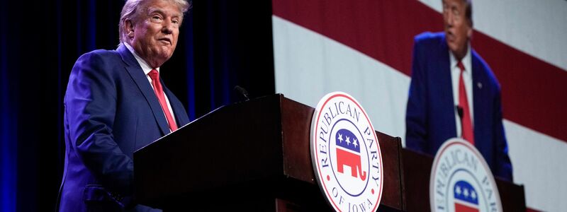 Der ehemalige US-Präsident Donald Trump spricht beim Lincoln Dinner 2023 der Republikanischen Partei von Iowa. - Foto: Charlie Neibergall/AP