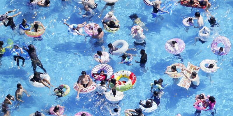In Japans Schwimmbädern sind nur Schwimmreifen in Form eines Donuts erlaubt. - Foto: -/kyodo/dpa