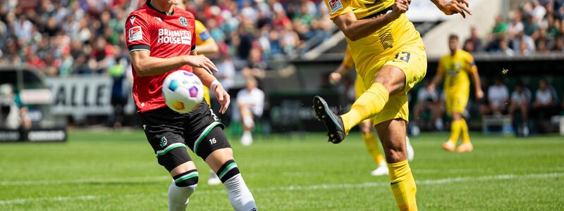 Elversbergs Marcel Correia (r) erzielte einen Treffer beim Punktgewinn der Aufsteiger in Hannover. - Foto: Michael Matthey/dpa