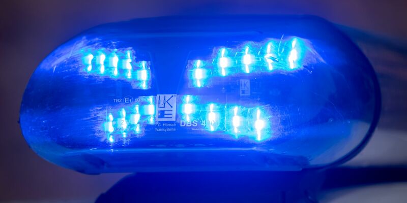 Am Bahnhof Neubrandenburg wurde eine Hakenkreuzfahne gehisst (Symbolbild). - Foto: Stefan Sauer/dpa