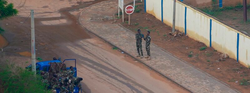 Französische Staatsangehörige warten auf dem Flughafen in Niamey auf die Evakuierung. - Foto: Sam Mednick/AP/dpa