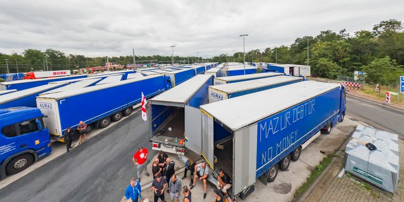 Mehrere Lkws einer polnischen Spedition stehen an der Raststätte Gräfenhausen während eines Streiks. - Foto: Andreas Arnold/dpa