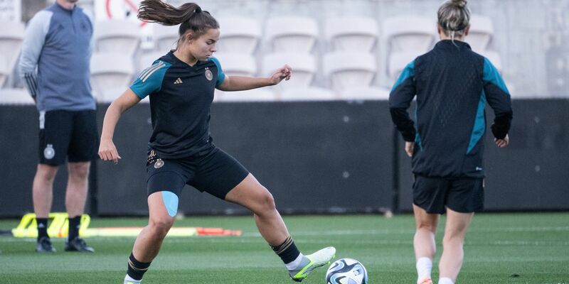 Bereit für das Spiel gegen Kolumbien: Lena Oberdorf (l) und Svenja Huth. - Foto: Sebastian Christoph Gollnow/dpa