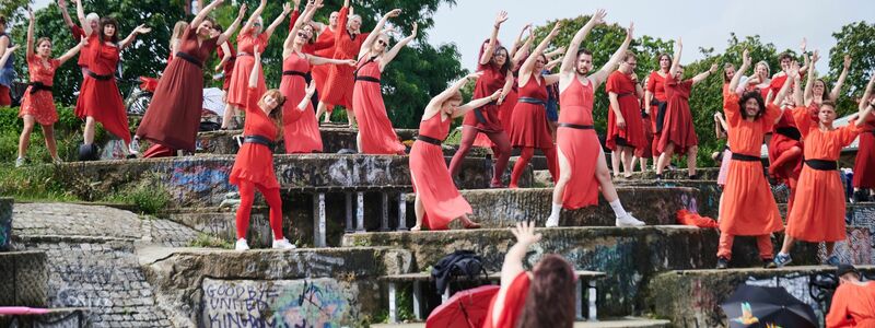 Frauen und Männer tanzen in Berlin die Choreografie aus einem Musikvideo von Kate Bush nach. - Foto: Annette Riedl/dpa