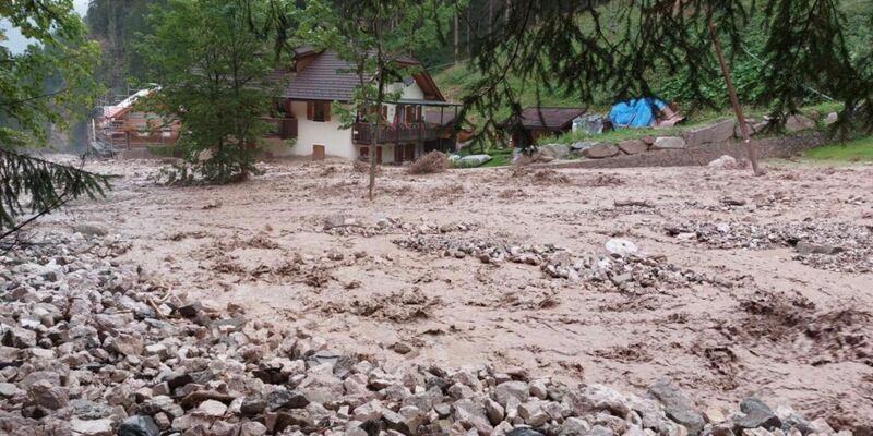 Schlamm und Wasser im oberen Pustertal in Sütdirol. Lokal heftige Gewitter mit Starkregen haben zu größeren Schäden geführt. - Foto: -/LFV Sütdirol/dpa