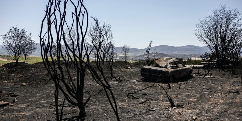 Ein verbranntes Auto in der zentralgriechischen Stadt Nea Anchialos. - Foto: ---/XinHua/dpa