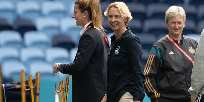 Martina Voss-Tecklenburg schickt in Chantal Hagel (l) in die Startelf gegen Kolumbien. - Foto: Sebastian Christoph Gollnow/dpa