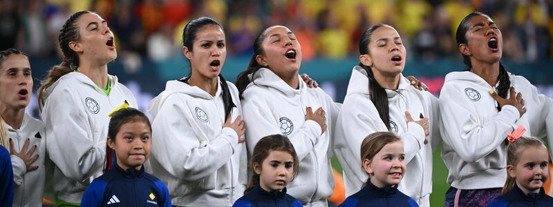 Inbrünstig: Kolumbiens Frauen bei der Nationalhymne. - Foto: Sebastian Christoph Gollnow/dpa