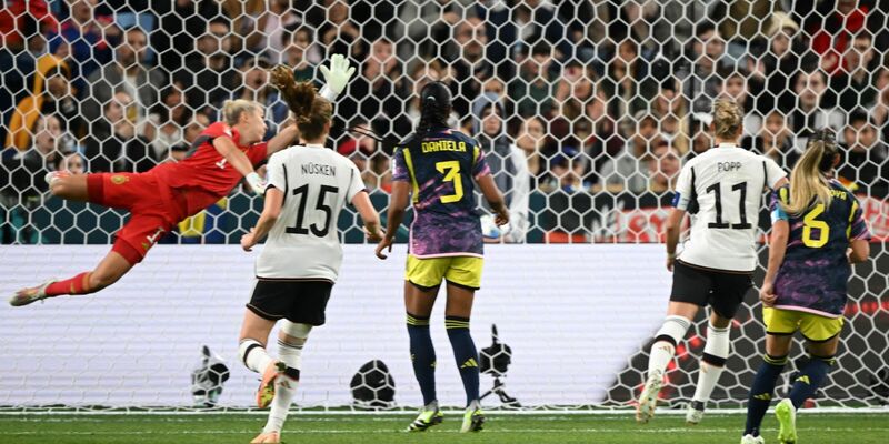 DFB-Keeperin Merle Frohms ist bei Kolumbiens Führung von Linda Caicedo (nicht im Bild) machtlos. - Foto: Sebastian Christoph Gollnow/dpa