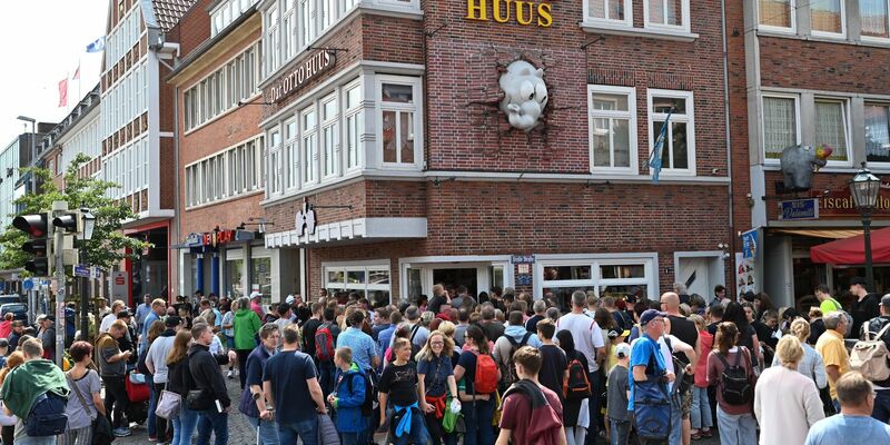 Hunderte Fans warteten vor dem Otto-Huus in Emden auf den Komiker. - Foto: Lars Penning/dpa