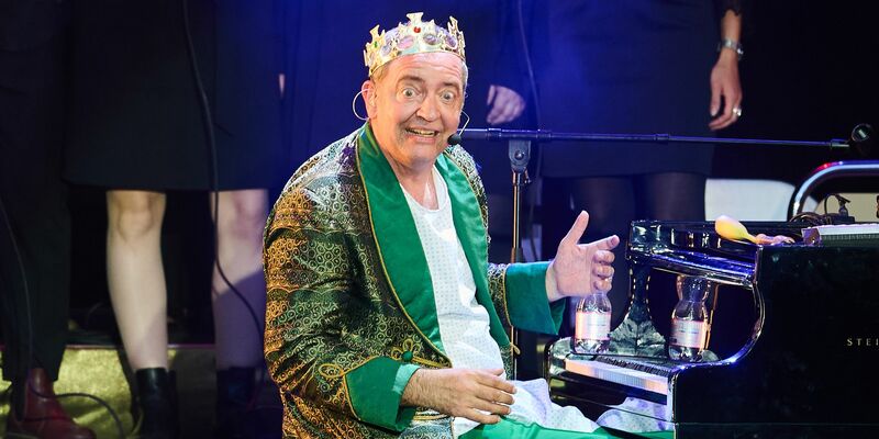 Rainald Grebe singt beim Konzert „Halleluja Berlin – Das Konzertspektakel“ in der Waldbühne. - Foto: Annette Riedl/dpa