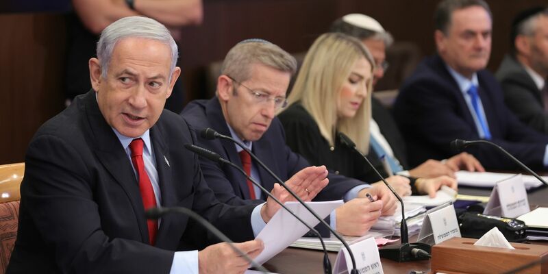 Israels Premier Benjamin Netanjahu während einer Kabinettssitzung. - Foto: Abir Sultan/EPA/AP/dpa