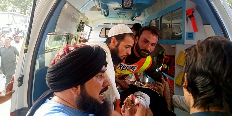 Rettungskräfte tragen einen Verwundeten nach einer Bombenexplosion zu einem Rettungswagen. - Foto: Uncredited/Rescue 1122 Head Quarters/AP